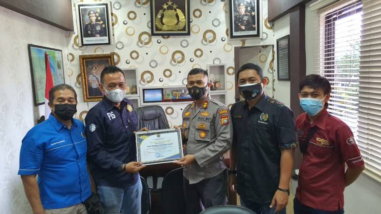 PWI Bengkalis Berikan Penghargaan untuk Kapolres AKBP Hendra Gunawan