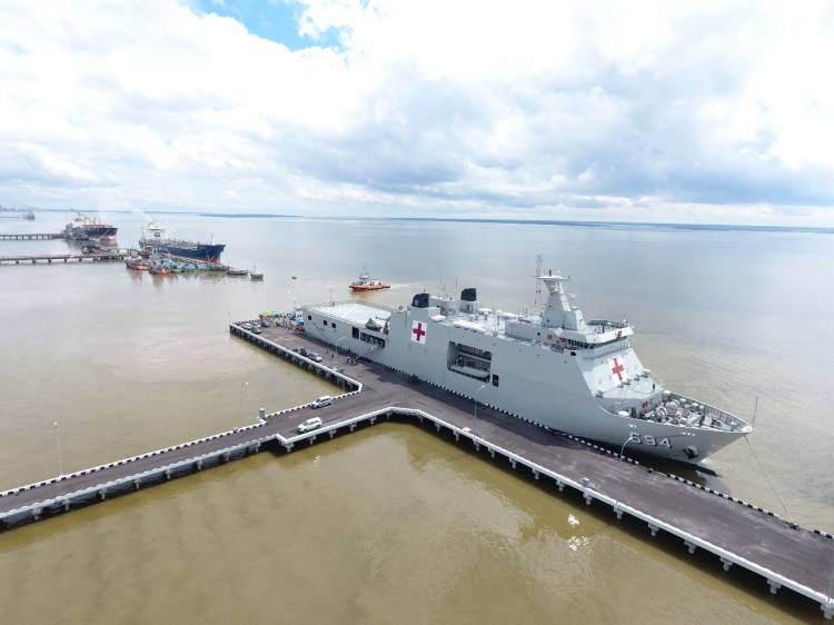 KRI Semarang-594 Datang Memberi Dukung Ketersediaan Stok Oksigen di Riau