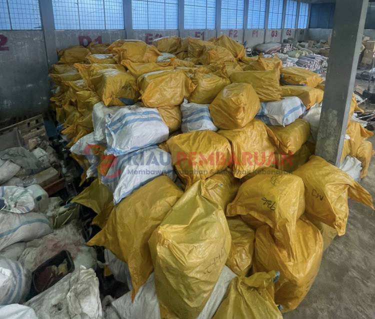 KPPBC Dumai Amankan Ratusan Karung Ballpress dan Puluhan Kotak Parfum Ilegal