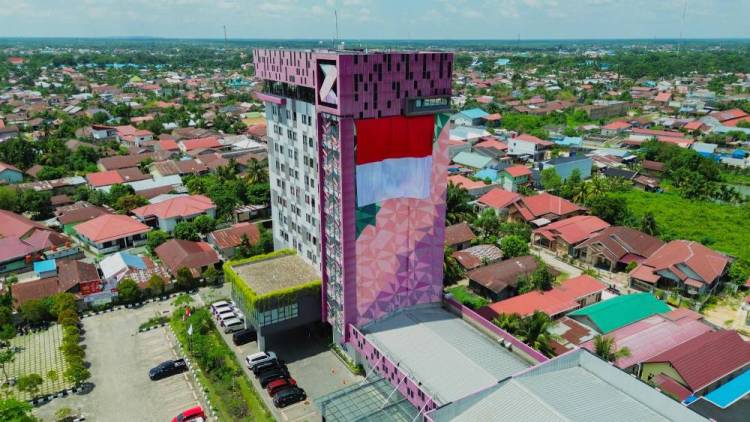 HUT RI ke 80, Merah Putih Raksasa Dikibarkan di Gedung Tertinggi Kota Dumai