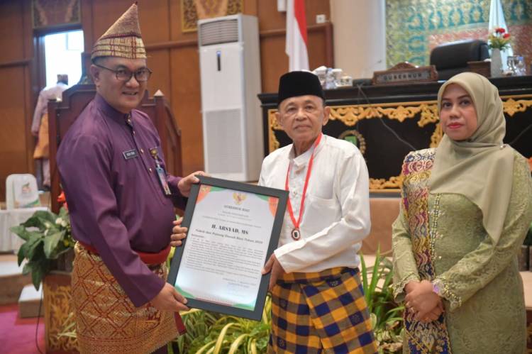 Dua Tokoh Pejuang Bengkalis Terima Penghargaan dari Gubernur Riau