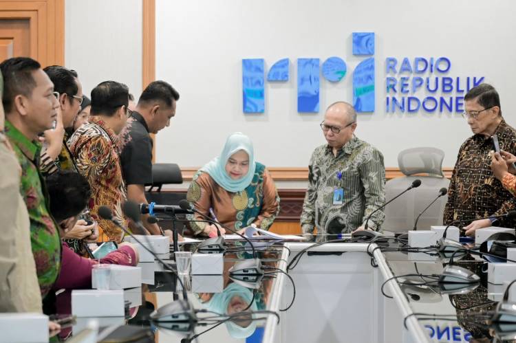 Pemkab Bengkalis Hibahkan Tanah, Gedung dan Kendaraan kepada RRI