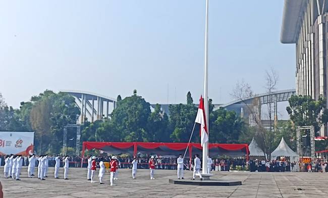Di Tengah Kabut, Sang Merah Putih Berkibar pada HUT ke-81 RI di Riau