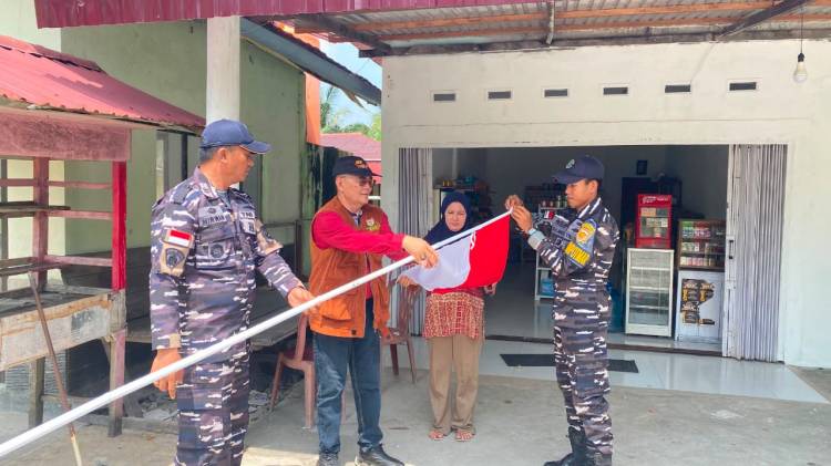 Jelang HUT RI ke 81, Kesbangpol dan Posal Bengkalis Bagikan Bendera ke Warga Pesisir