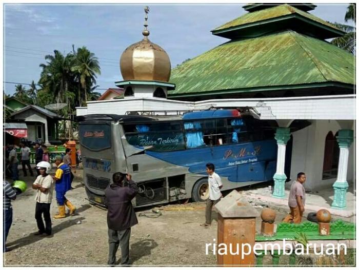 Bus Tabrak Masjid Di Lintas Sumut - Riau, Dua Korban Meninggal 