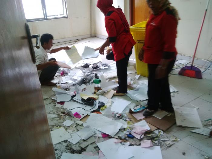 Lantai Ruangan Ambruk, Seorang Petugas RSUD Dumai Pingsan Tertimpa Lemari