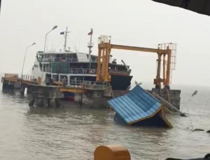 Jembatan Penumpang Roro Buton Siak Ambruk