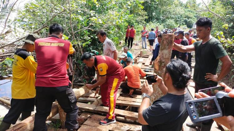 Kapolres Lingga Turun Langsung Bantu Warga Perbaiki Jembatan