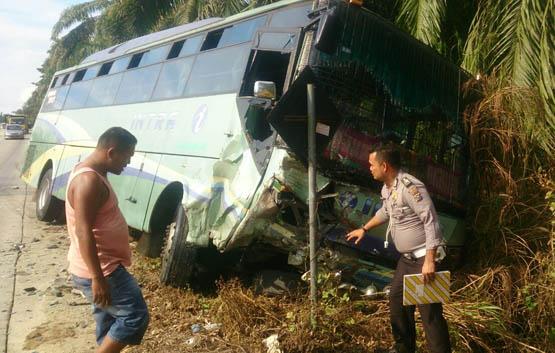 Tabrakan Maut Bus Intra Di Rohul,  Supir Mobil Ertiga Tewas Ditempat 