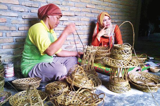 Pengrajin Jadikan Lidi Sawit Keranjang Cantik