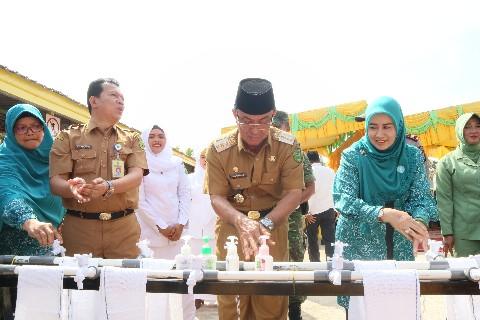 Bupati Inhil dan Ketua TP PKK Hadiri Peringatan Hari Cuci Tangan Pakai Sabun Sedunia
