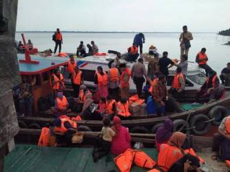 Speedboat di Meranti Nyaris Karam, 7 Penumpang Jatuh ke Laut