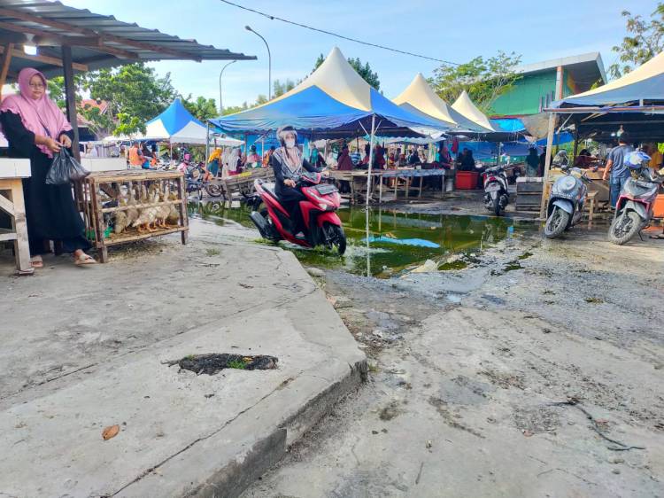Pengunjung Pasar Terubuk Bengkalis Keluhkan Genangan Air