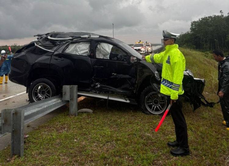 Fortuner Tergelincir di Tol Pekanbaru–Bangkinang, Satu Penumpang Luka Berat