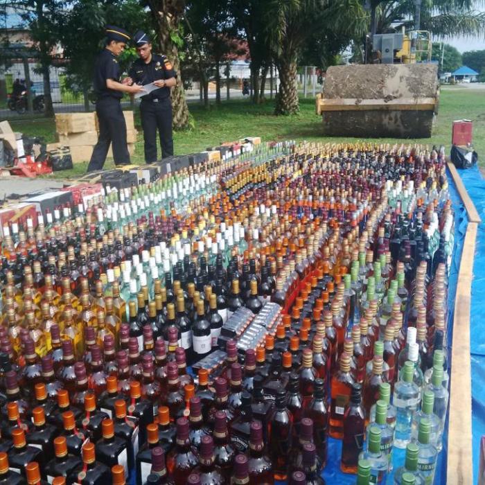Kanwil DJBC Riau-Sumbar Musnahkan Rokok Dan Miras Ilegal 