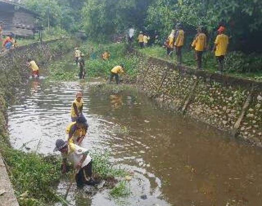 Bertekad Raih Adipura, Pemkab Kuansing Bersihkan Sungai di Teluk Kuantan