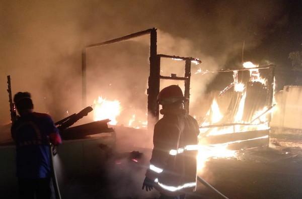 Dua Petak Rumah Semi Permanen di Duri Terbakar