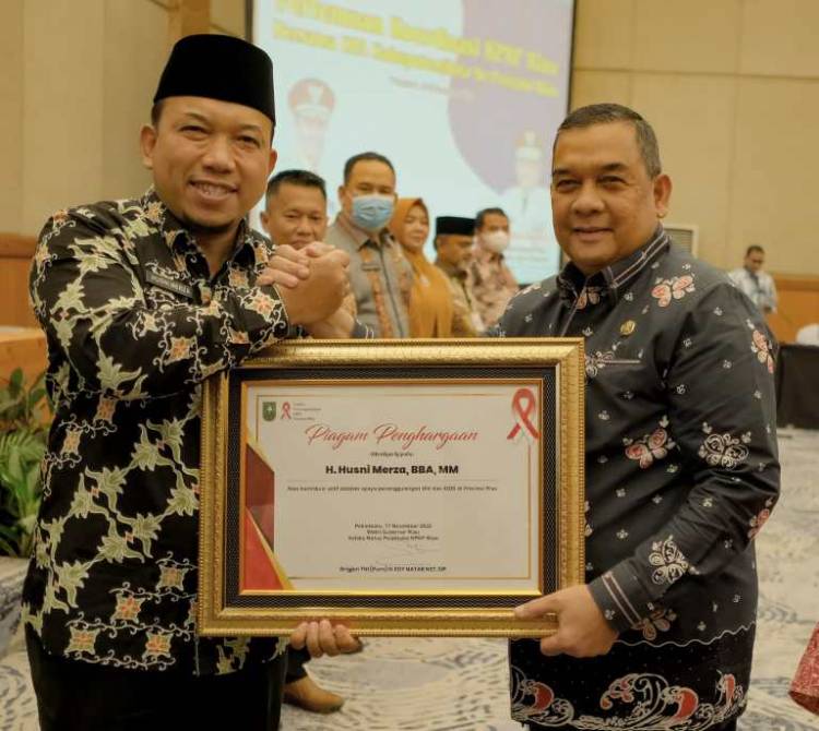 Rakorda se Provinsi Riau, Wabup Siak Husni Raih Penghargaan Dari KPAP