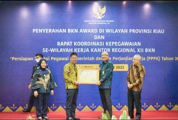 BKN Regional XII Berikan Award Kepada Bupati Rohil