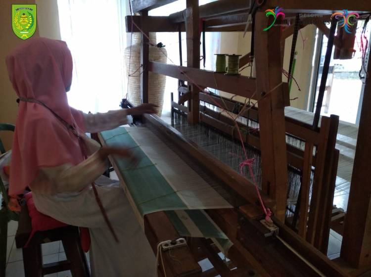 Kain Songket Hasil Pengrajin Tradisional Inhil Sering Digunakan Momen Hari Besar