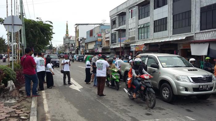 Kejaksaan Dumai Gandeng Wartawan Bagi Stiker Anti Korupsi 