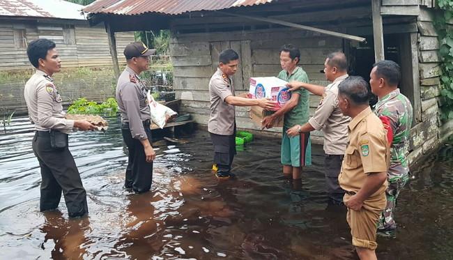 Polres Rohul Salurkan Bantuan untuk Korban Banjir di Bonai Darussalam
