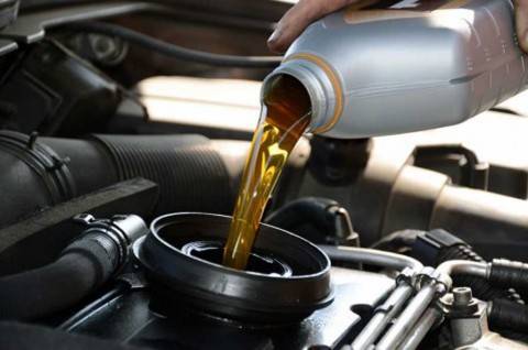 Tips Memilih Oli Mesin Mobil yang Tepat