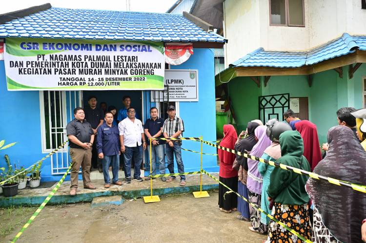 PT Nagamas Gelar Pasar Murah Minyak Goreng Untuk Warga di Sekitar Perusahaan