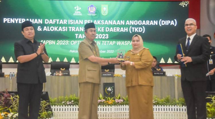 Bupati Bengkalis Terima Penghargaan Piagam dari DJPb Riau