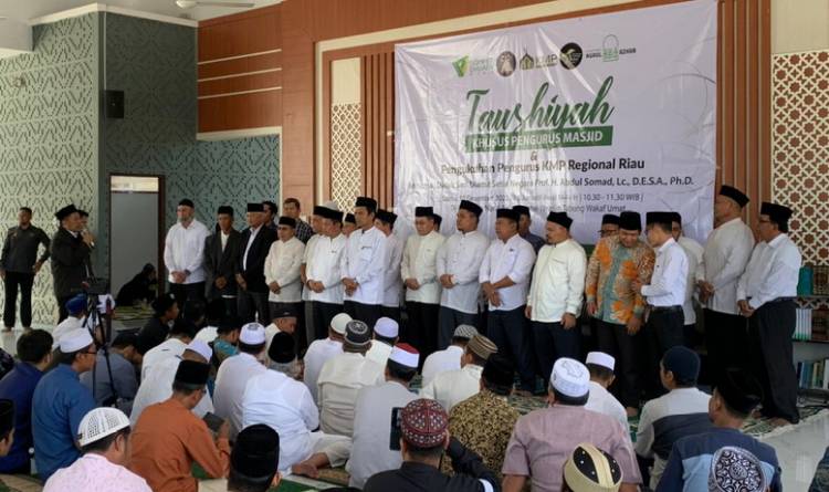 KMP Riau Dilantik, UAS Diamanahkan Sebagai Dewan Wali Amanat