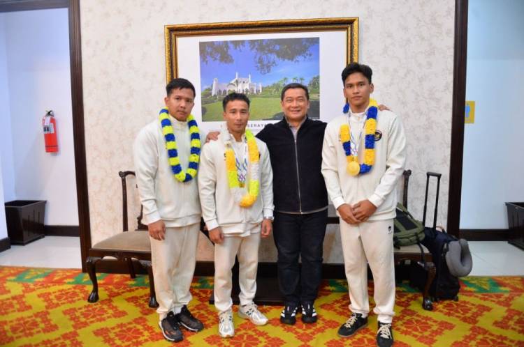 Sekda Riau Sambut Kepulangan Atlet Senam Peraih Emas dan Perak SEA Games